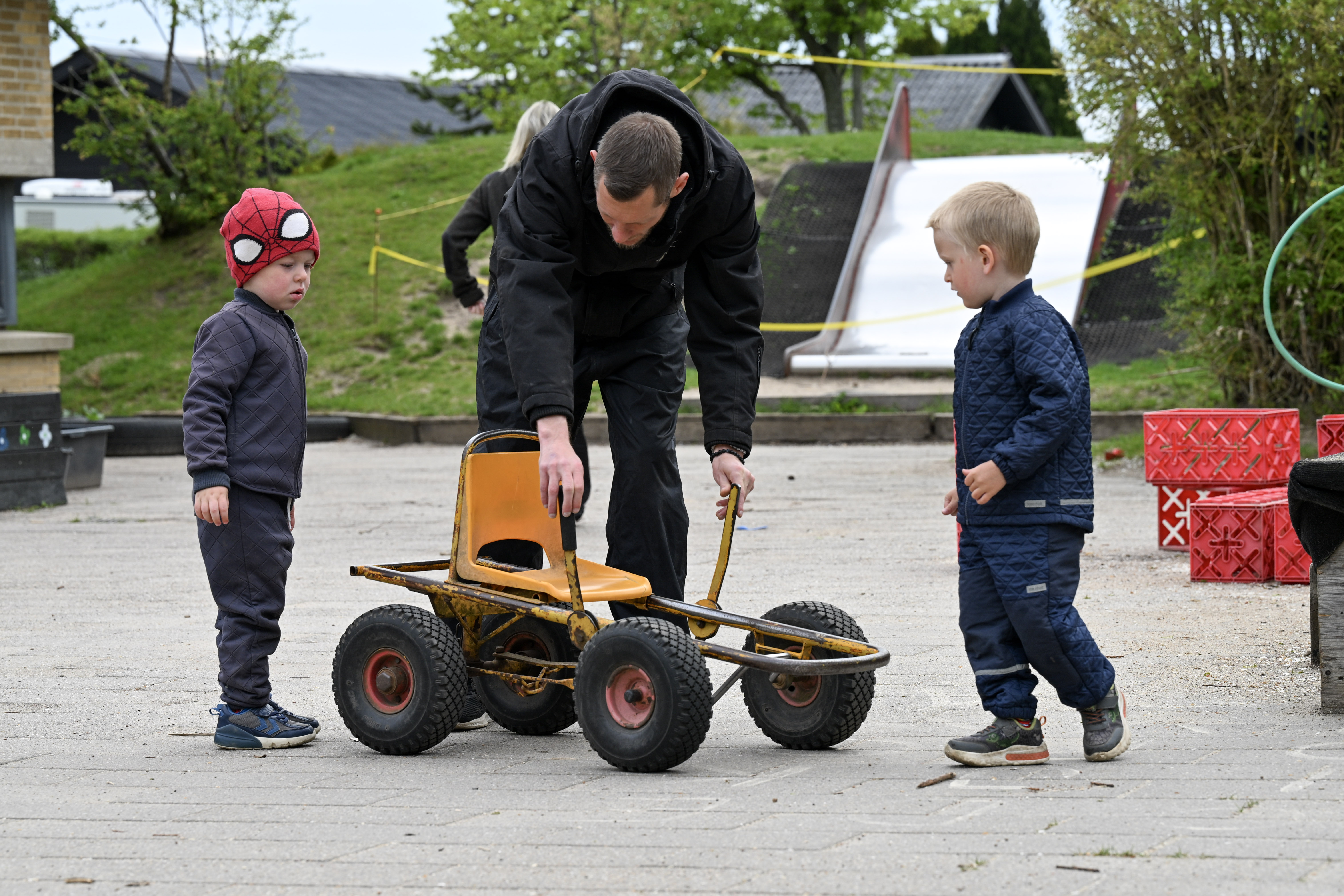 Voksen og to børn med Moon-Car-gokart