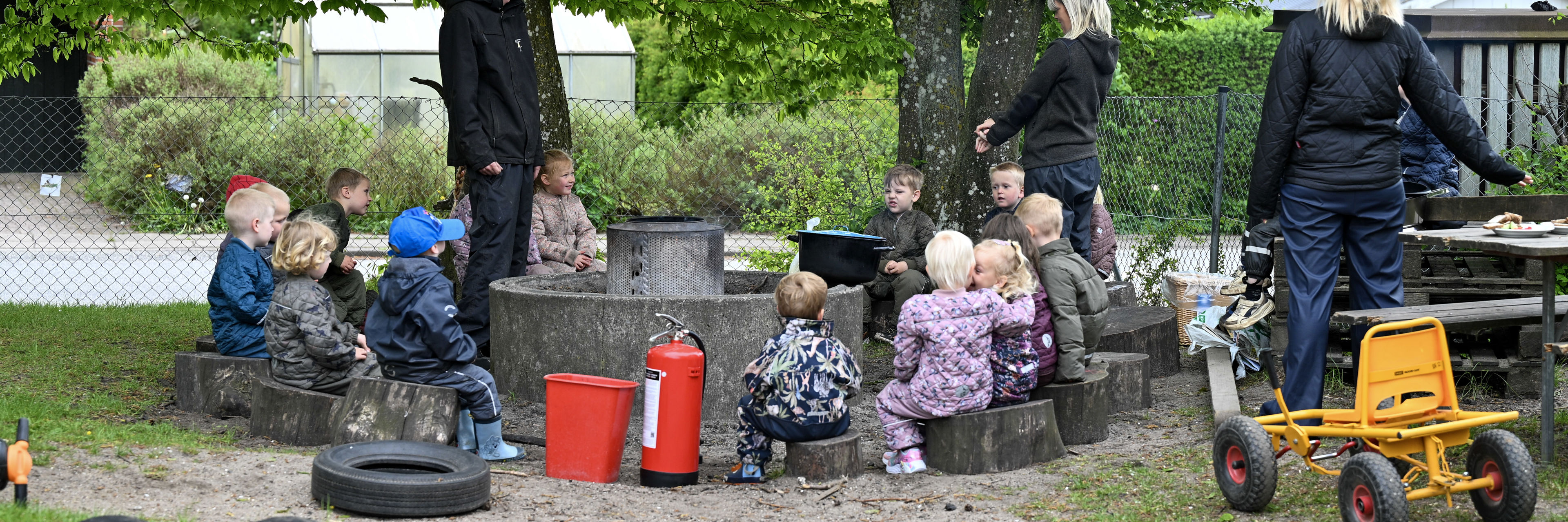 Børn og voksne laver bål