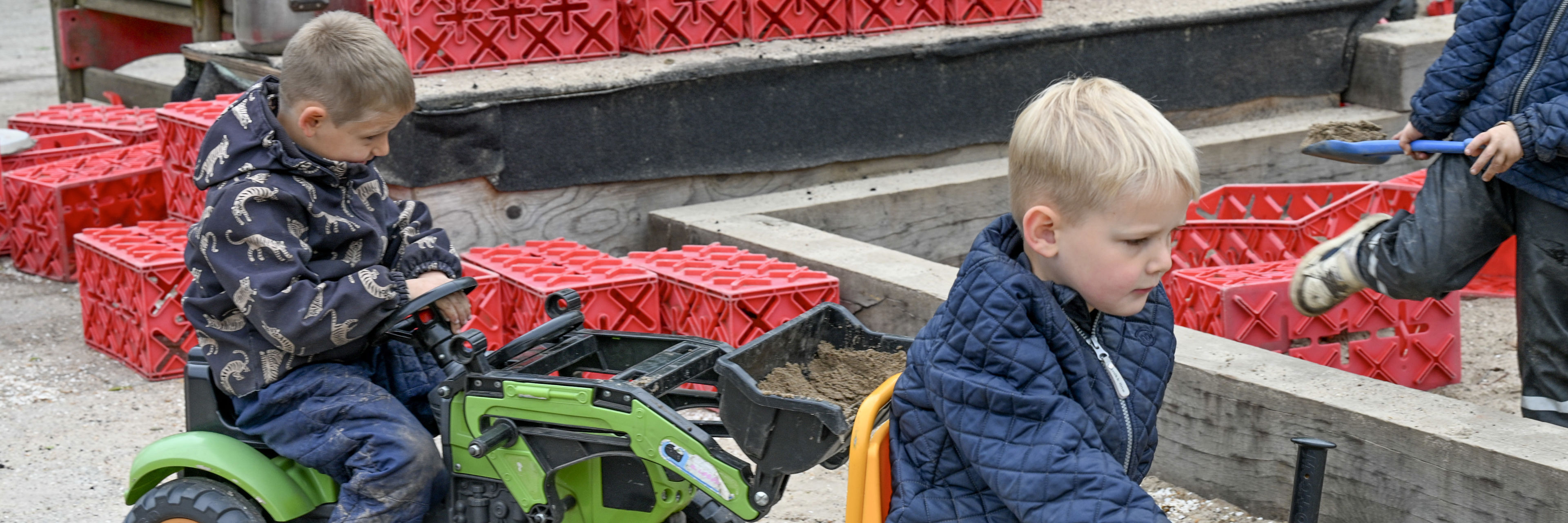 To drenge kører på lege biler